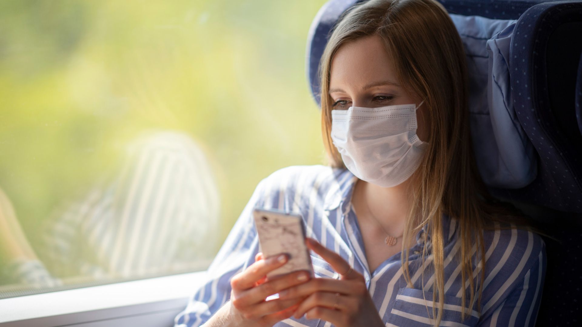 Frau mit Maske in Bahn